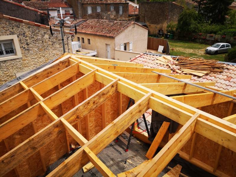 Artisan charpentier couvreur pour faire une surélévation bois au meilleur prix à côté du Médoc