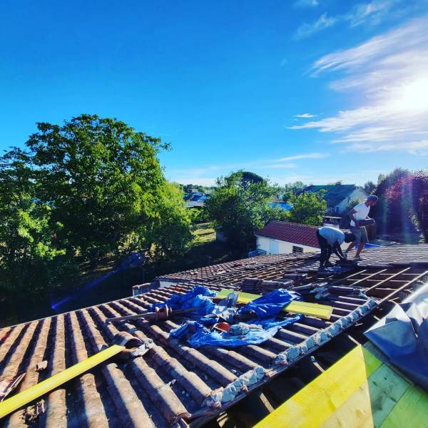 Couvreur professionnel pour poser un pare-pluie sous toiture avant rénovation de tuiles Lesparre proche Saint Laurent Médoc