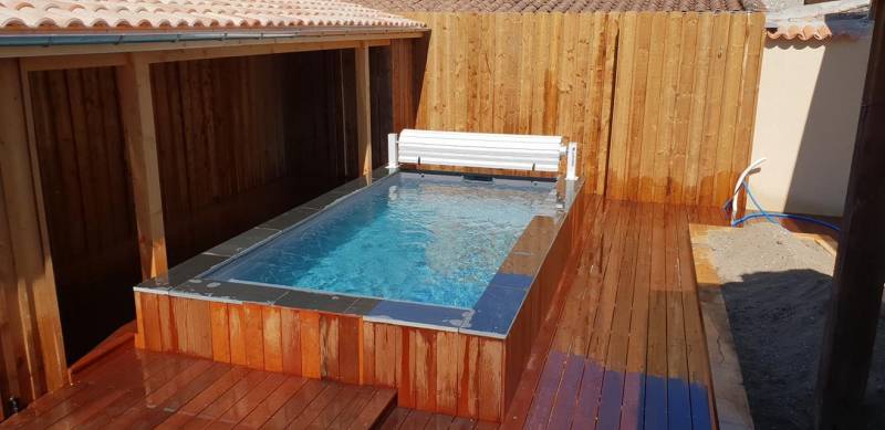 pose d'un Habillage en bois pour piscine dans le Médoc prés de Saint Jean d'Illac